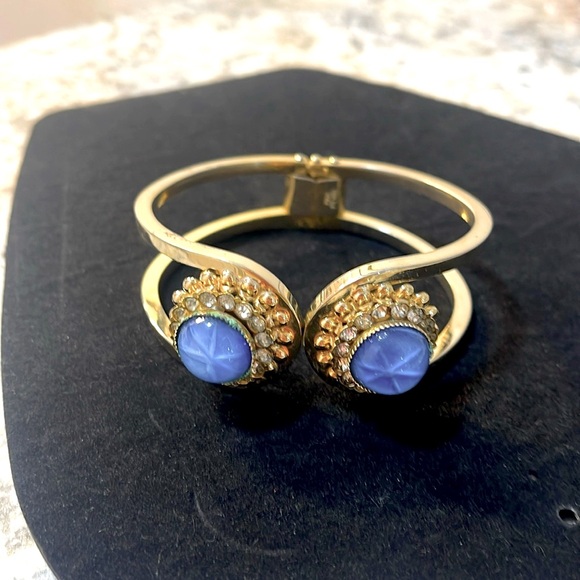 Jewelry - Blue Faux Cabochon Gold Tone Clasp  Bracelet